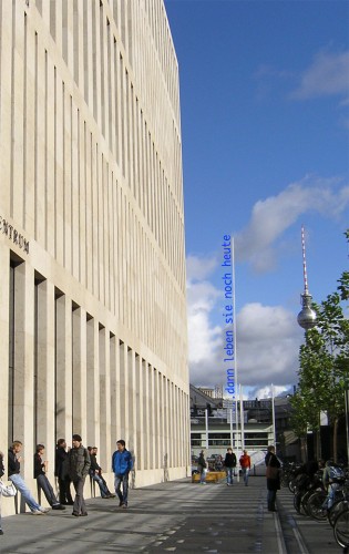 Auf dem Platz vor der Bibliothek